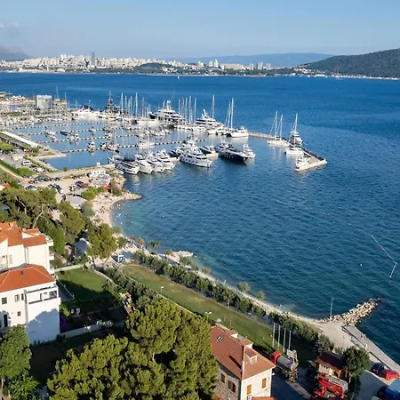 Kastel Gomilica Cozy And Stylish Near The Sea *