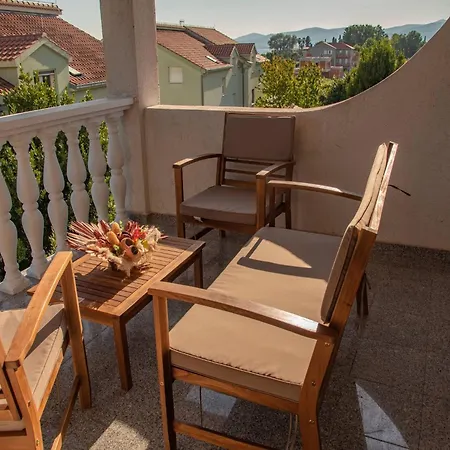 Kastel Gomilica Cozy And Stylish Near The Sea