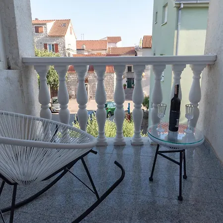 Apartment Kastel Gomilica Cozy And Stylish Near The Sea